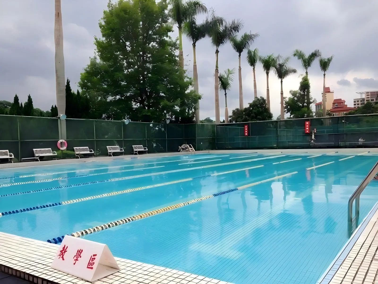 碧湖游泳池
